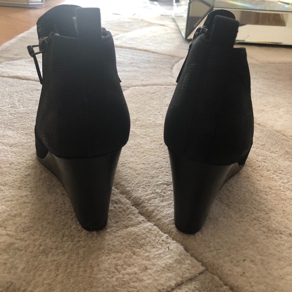 Black boots - Picture 3 of 5